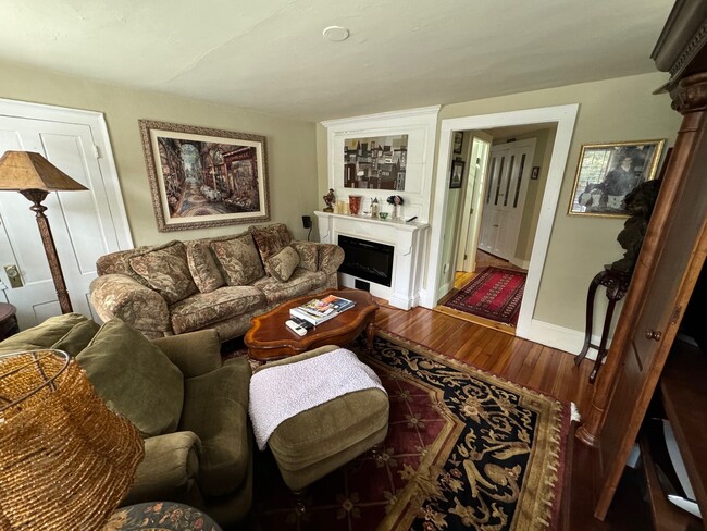 Ambiance galore with electric heater fireplace, TV & surround sound - 30 Golden Hill St