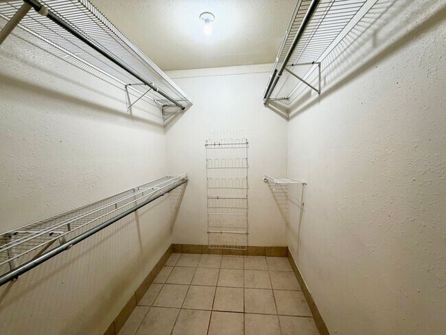 Building Photo - Spacious 3 bedroom with its own micro-park!