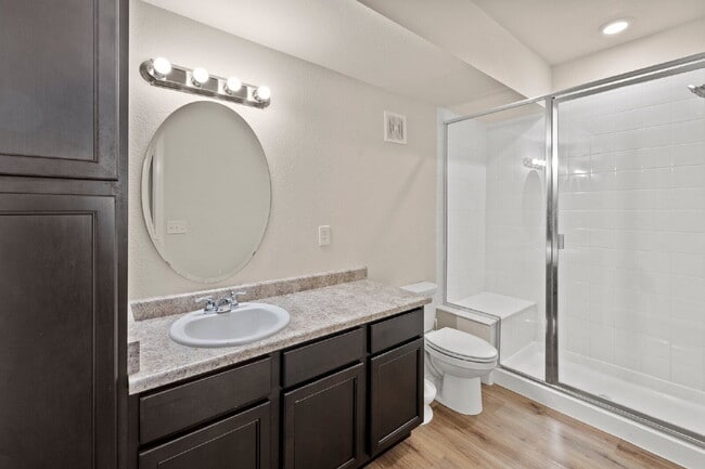 Building Photo - Bright and Beautiful Home with Gourmet Kitchen & Hardwood Floors