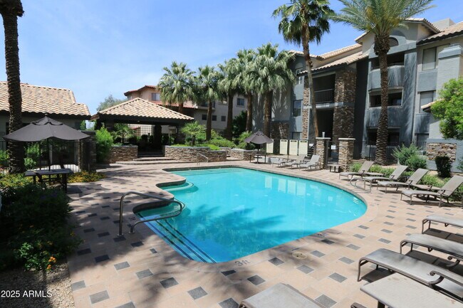 Building Photo - 2025 E Campbell Ave