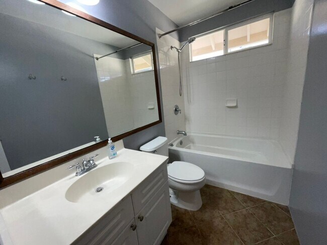 Building Photo - 4 bedroom, 2.5 bath, Mountain and Ocean Balcony Views, Solar Panels