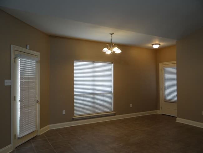 Building Photo - Beautiful Home for Lease in Maple Leaf Sub...