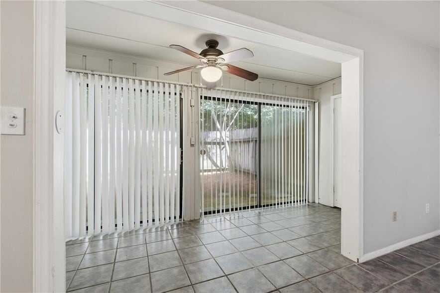 Building Photo - 2183 Surrey Ct