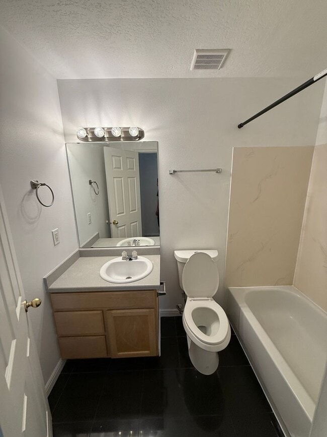 Building Photo - Beautiful 6 bedroom home!