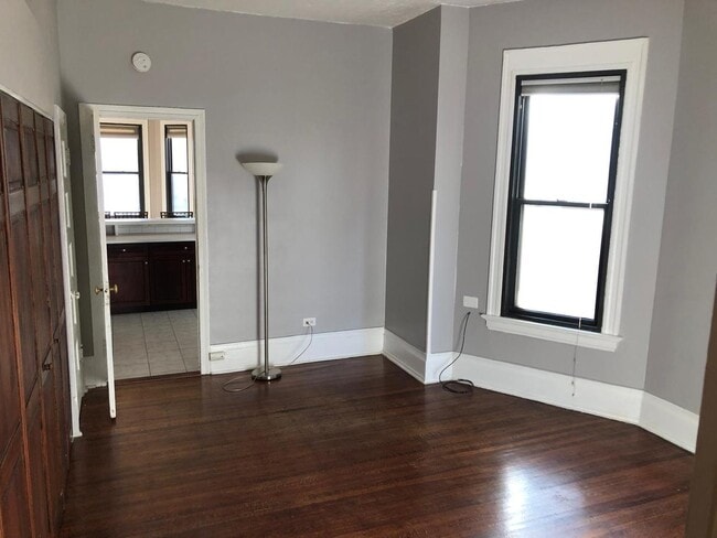Building Photo - 20 E Goethe St