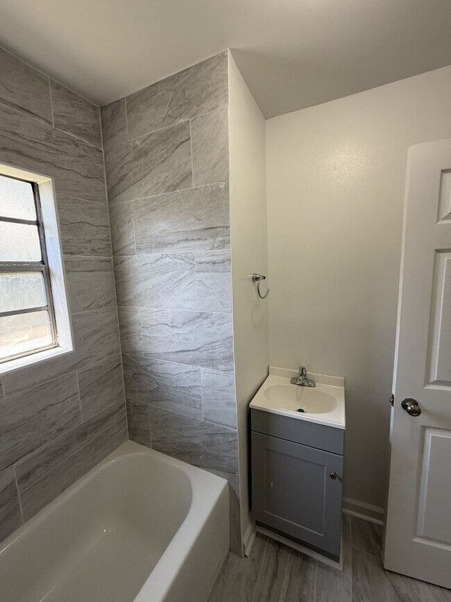 Building Photo - 3482 Lamphier Ave