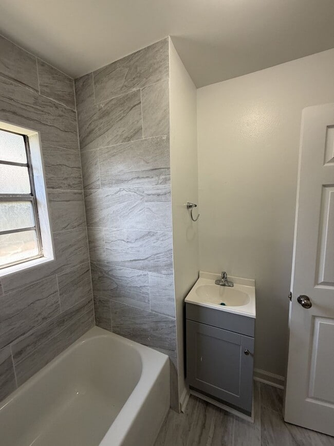 Building Photo - A spacious and inviting 4-bedroom, 2-bath unfurnished home