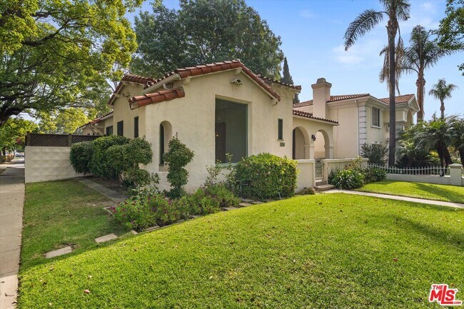 Building Photo - 2002 Kelton Ave