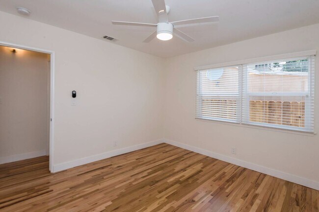 Building Photo - South of the Blvd DESIGNER UNIT!
