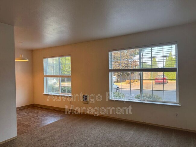 Building Photo - 739 Jackson St W