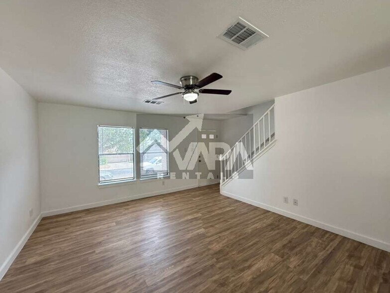 Building Photo - 6811 Evercrest Ln