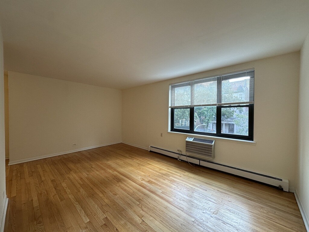 Building Photo - 432 W Oakdale Ave