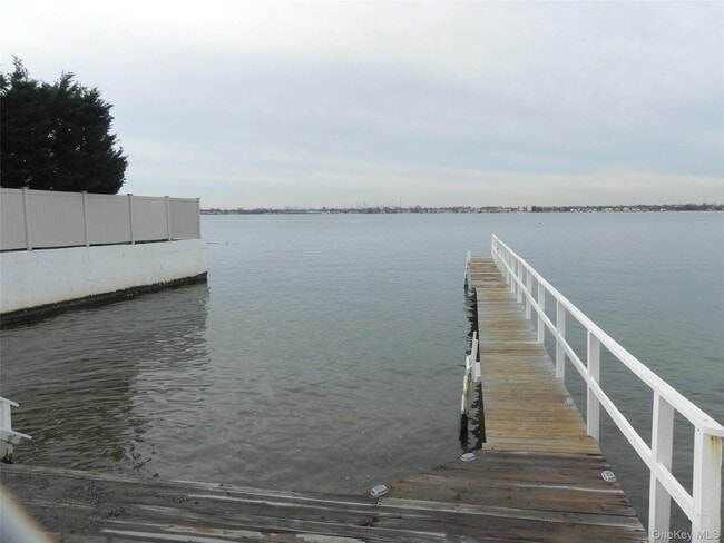 Building Photo - 10 Pell Pl