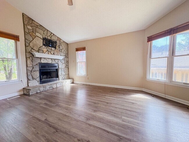 Building Photo - 3 Bedroom 2 Bathroom Home- Small Pets Okay