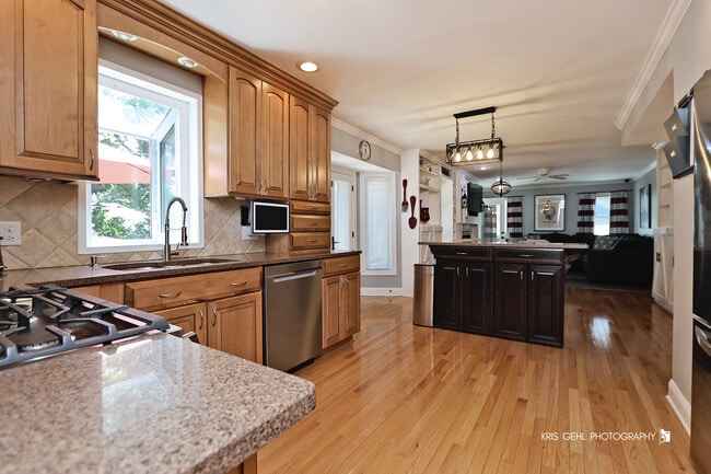 Building Photo - 1221 Creekside Dr
