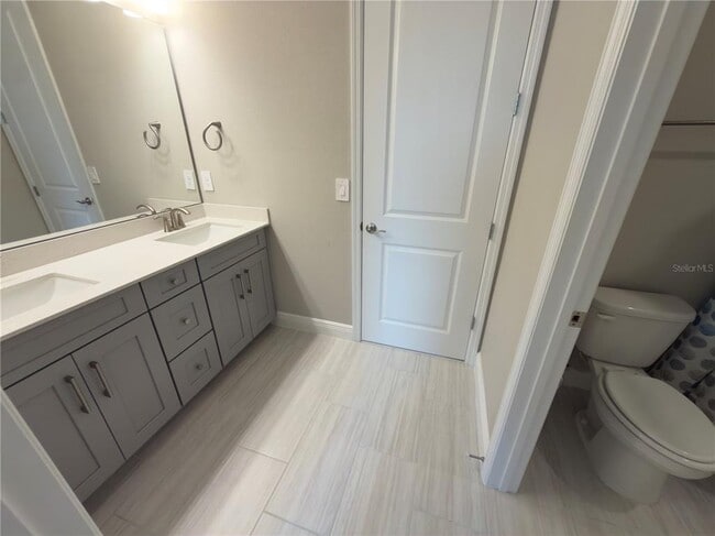Building Photo - 2133 Divot Dr