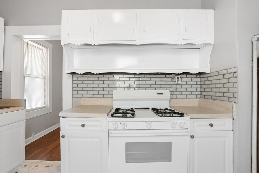 Building Photo - 1023 W 37th St