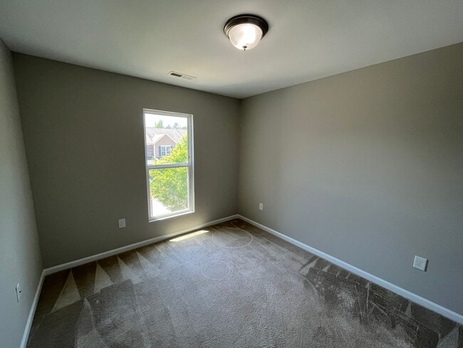 Building Photo - Corner Unit 3BD, 2.5BA Townhouse in North ...