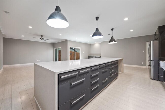 Building Photo - 5703 Eagle Cliff