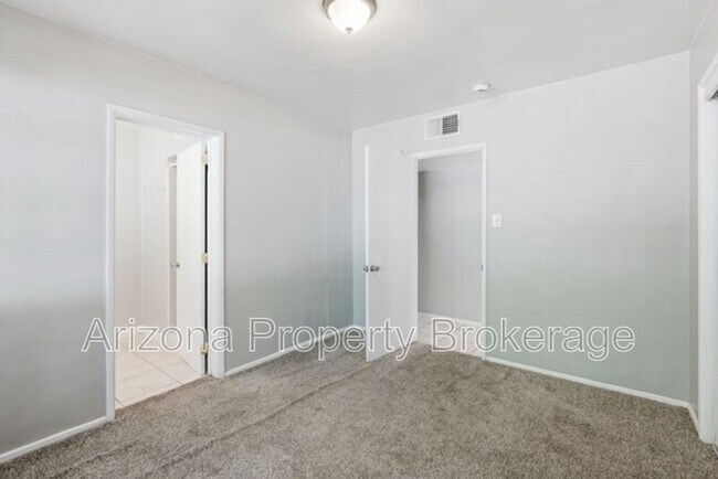 Building Photo - 4640 E Oak St