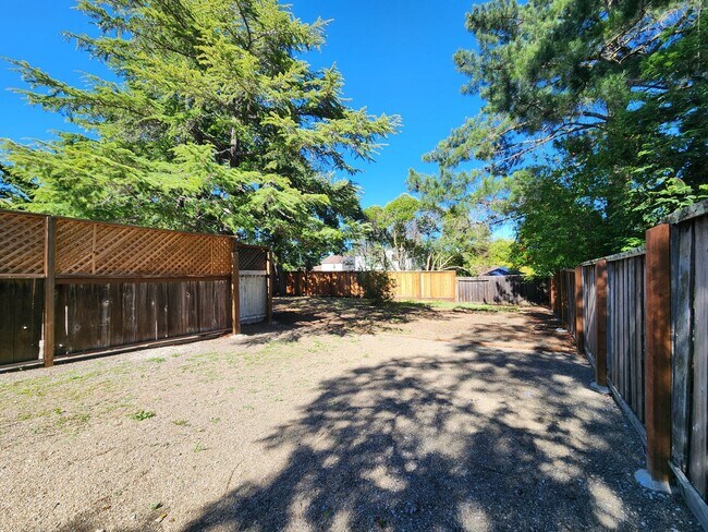 Building Photo - Charming 2 Bedroom, 2 Bathroom Home in Redwood City