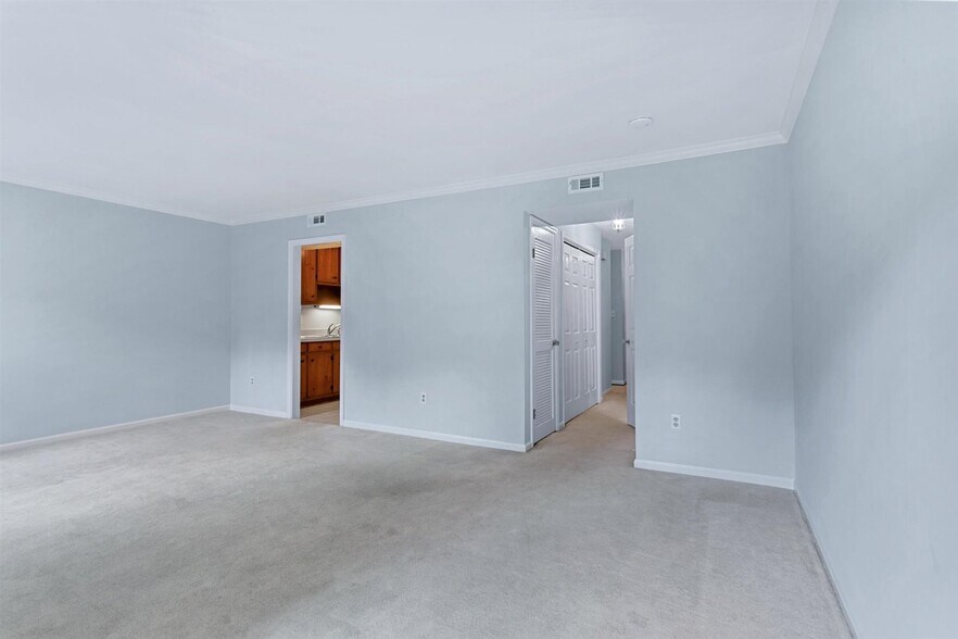 Building Photo - 117 Wellesley Dr