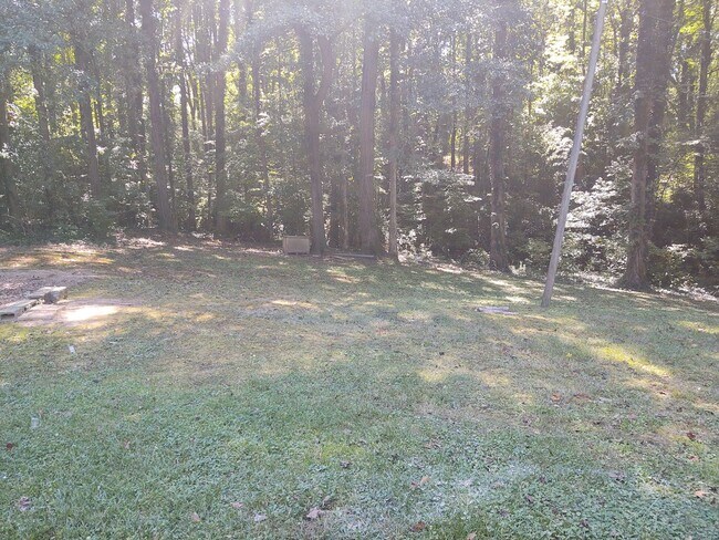 Building Photo - 3 bedroom 1 bath house- pet friendly available now