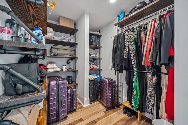 Building Photo - Gorgeous, Fully furnished 3 Bed 3.5 bath h...