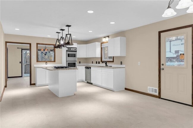 Building Photo - 1616 Maple Ridge Dr