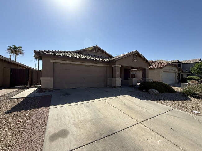 Building Photo - "Charming 3-Bed, 2-Bath in the beautiful Crystal Gardens Lake Community  – Your Perfect Home Awai...
