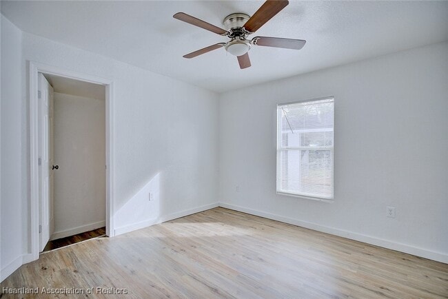 Building Photo - 915 S Waldron Ave