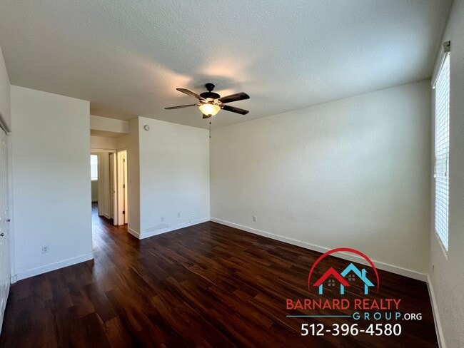 Building Photo - Available Now: Bright and Inviting 2 Bed, ...