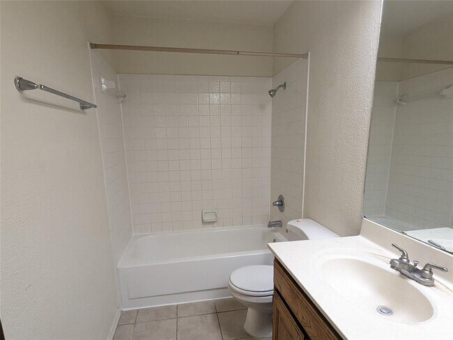 Building Photo - 904 Woodview Dr
