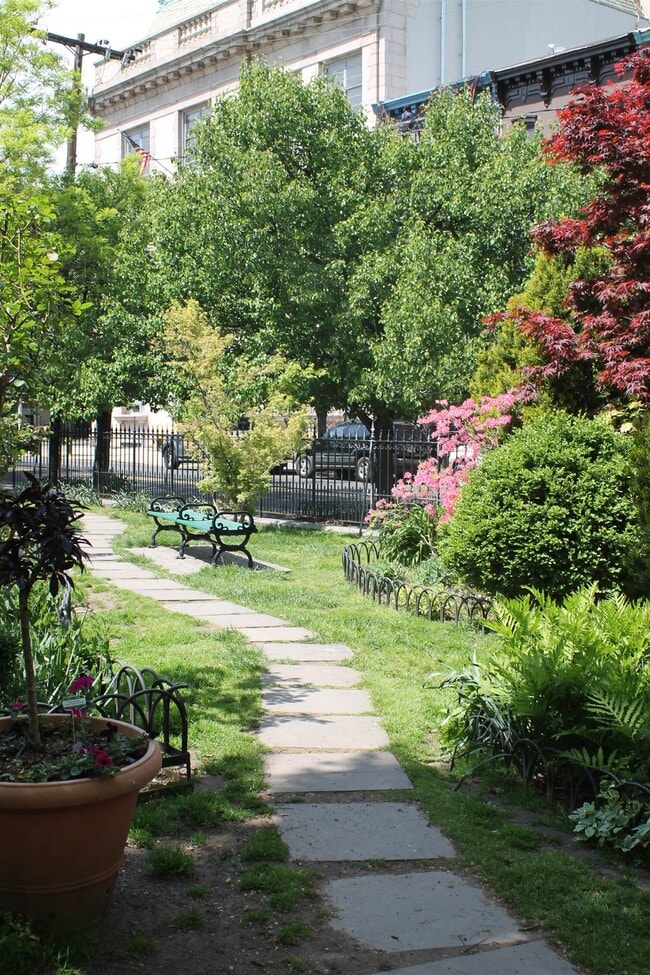 Building Photo - 247 Grove St