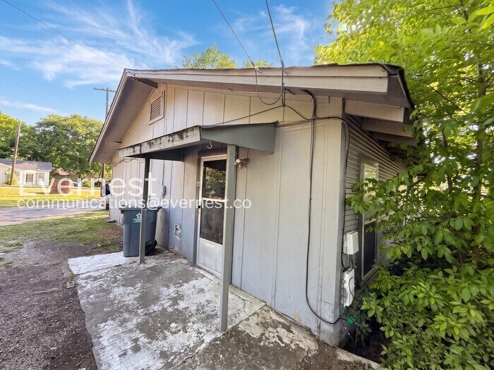 Building Photo - 1233 Elm Ave