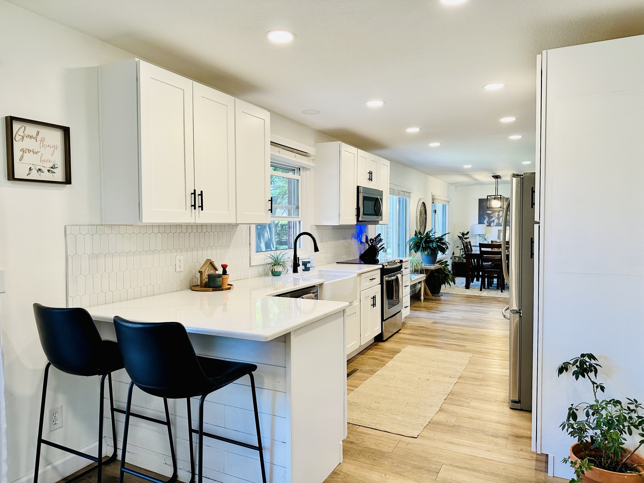 kitchen - 8 Applewood Ct W
