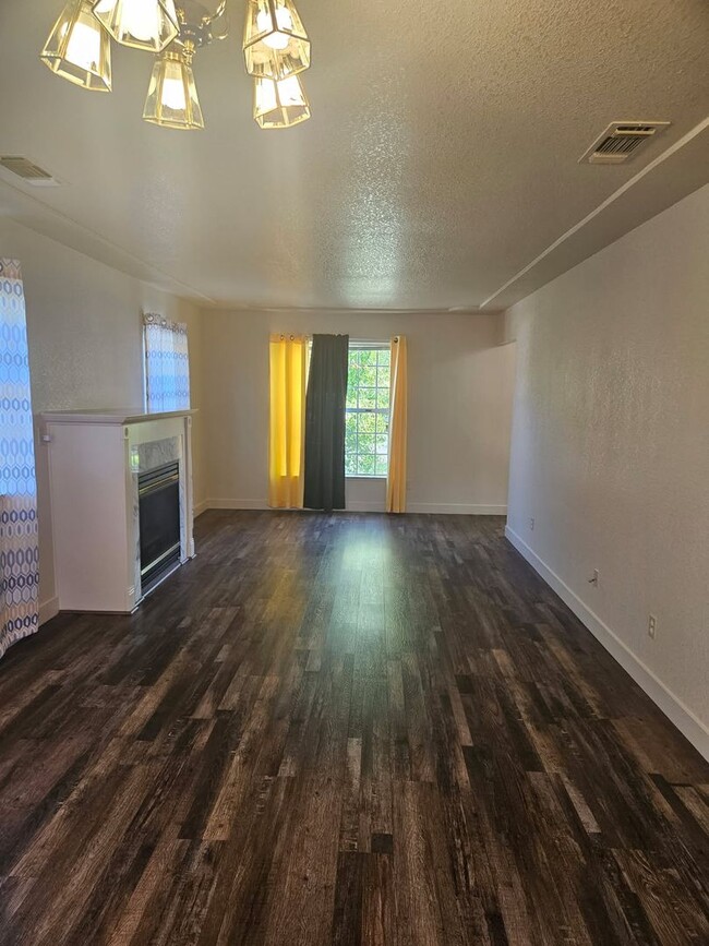 Building Photo - Greenley Oaks Townhome