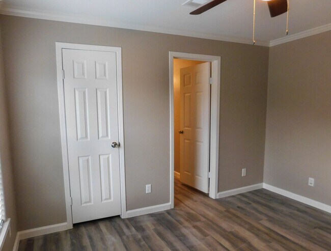 Building Photo - 155 Varsity Dr