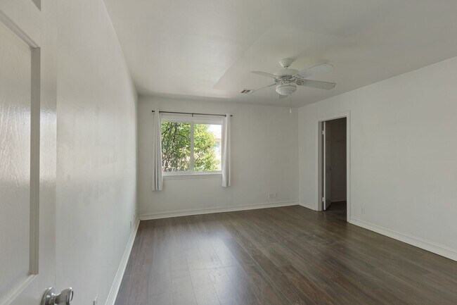 Building Photo - Elegant 5-Bedroom Estate with Pool in Prime Woodland Hills