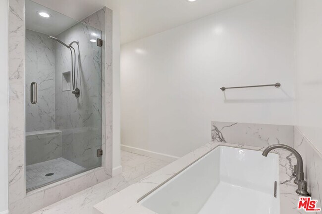 Building Photo - 133 S Oakhurst Dr