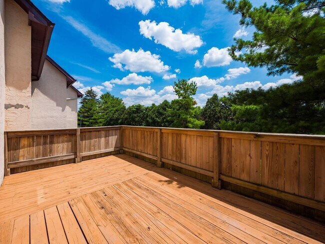 Building Photo - 2017 Queensgate Ln