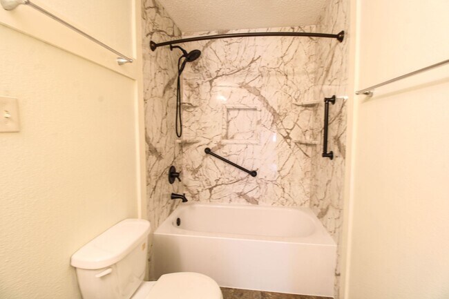 Building Photo - 8118 Chestnut Manor Dr