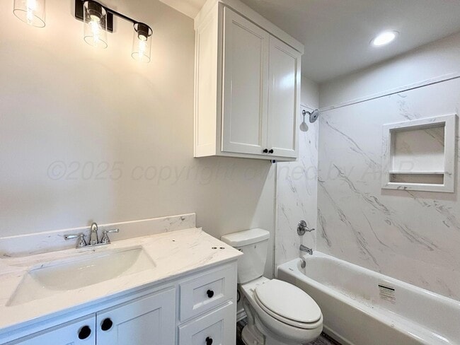 Building Photo - 3002 Knoll Dr