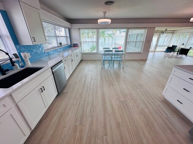 Building Photo - 3536 Belle Vista Dr E