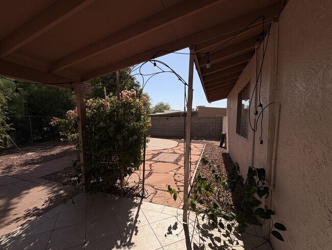 Building Photo - Newly Upgraded 3Bed 2Bath Home On Ina & Thornydale