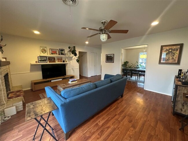 Building Photo - 1908 Pompton Dr