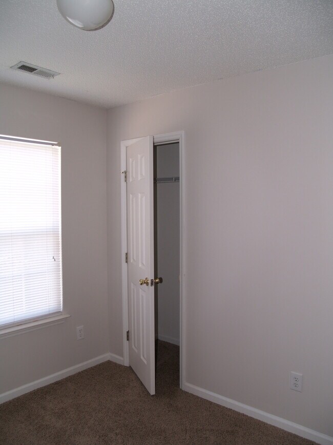Building Photo - Charming 3b Home!