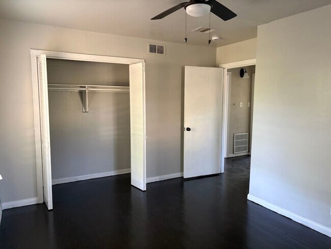 Building Photo - 5782 Belcrest St