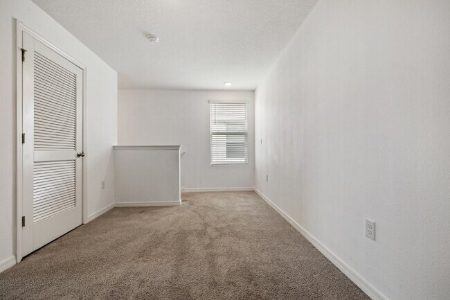 Building Photo - "Spacious 5-Bedroom Haven with Stunning Lake Views & Granite Elegance in Riverview!"