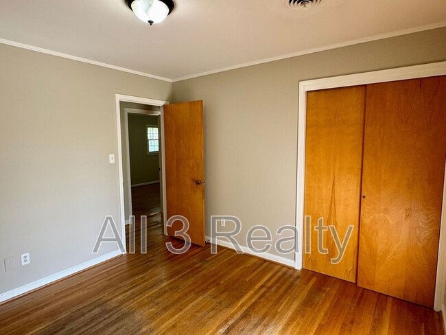 Building Photo - 3253 Windwood Dr